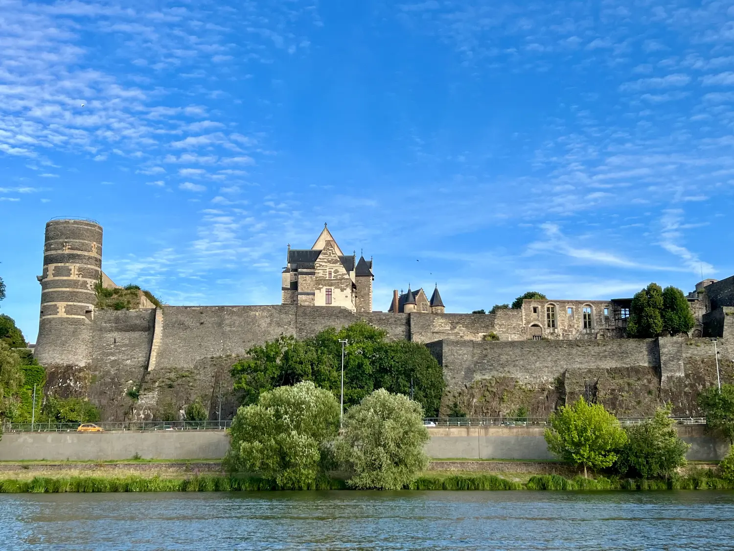 Vue du château d'Angers au soleil couchant, symbole de l'ancrage angevin du soin